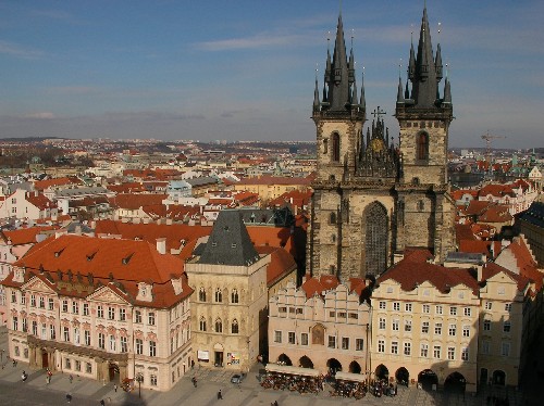 プラハの中心、旧市街広場とティーン教会。ヨーロッパで一番美しい街並み