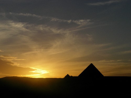 ピラミッドに沈む夕日。これが見られるのはﾋピザハットの2階だけ