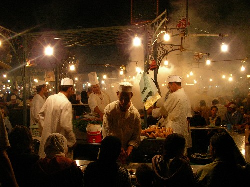 世界遺産のマラケシュのフナ広場は毎晩お祭り状態！