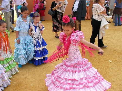 スペインの三大祭の一つ「春祭り」。みんな衣装がカラフルで楽しい
