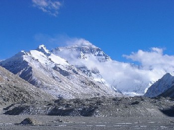 世界最高峰エベレスト。標高5200mまで旅行者でも登れる。
