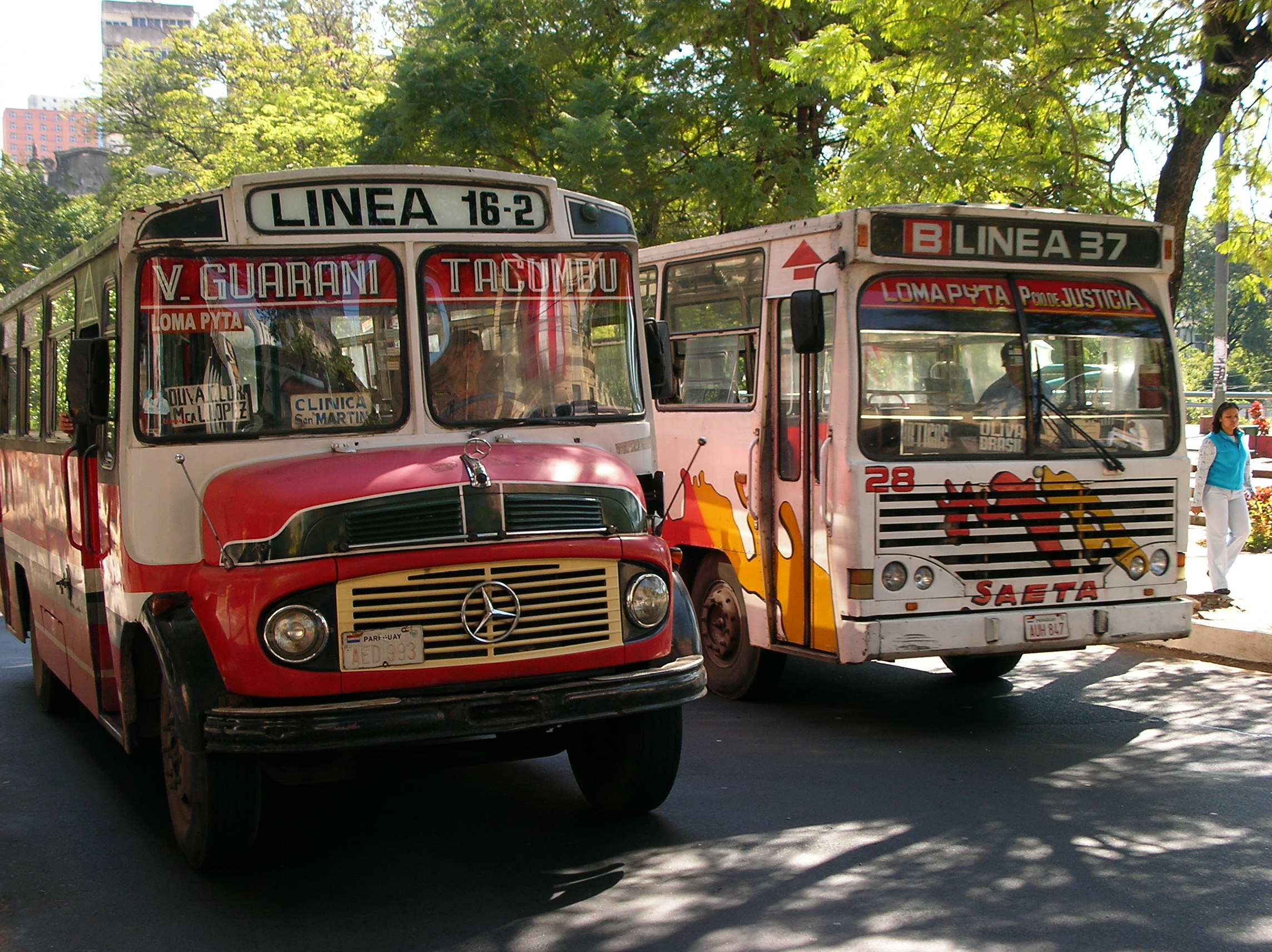 パラグアイの派手なバス。
