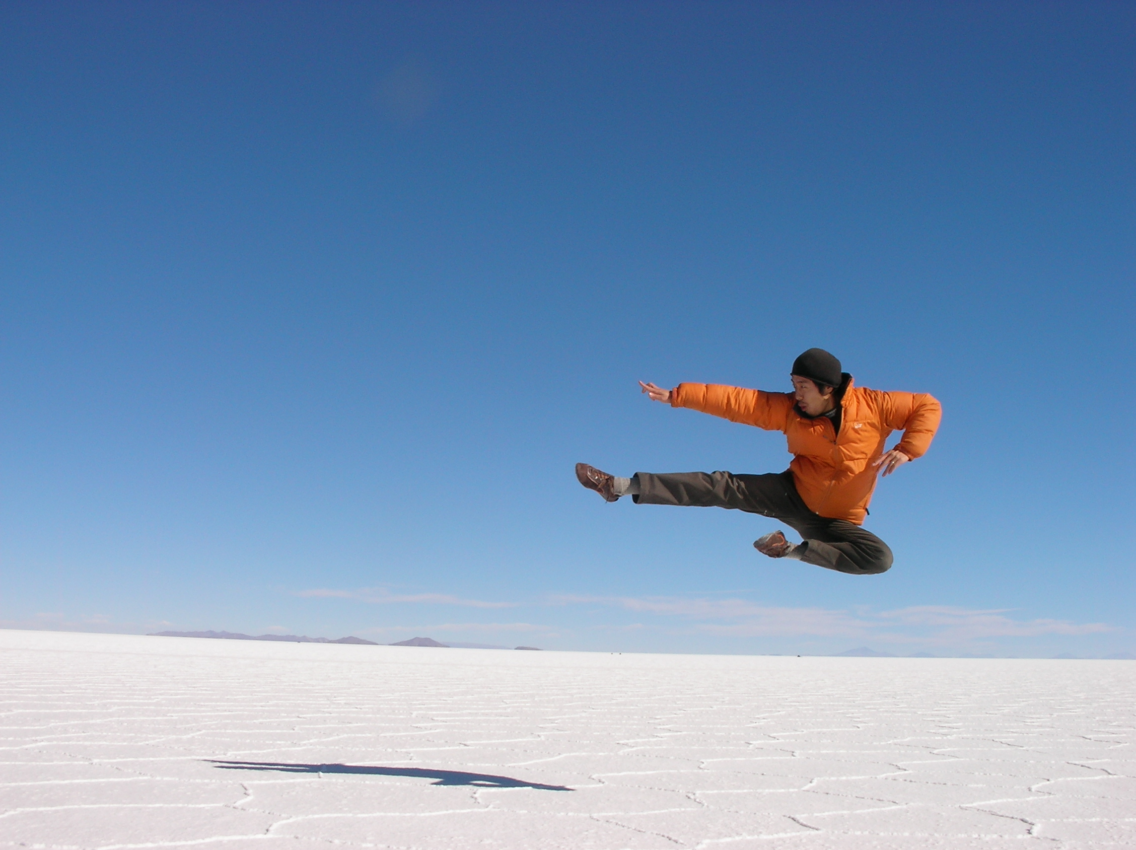 世界最大の塩湖ウユニ。やることないから飛び蹴りしてみた。