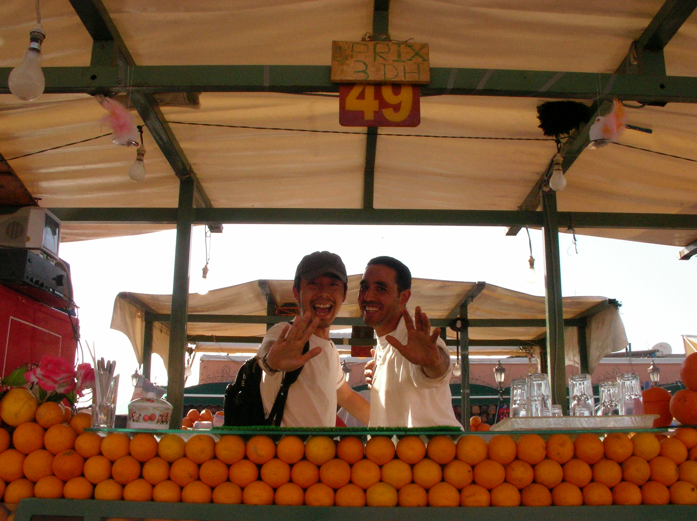 オレンジジュース屋台の兄ちゃんと意気投合！モロッコのフナ広場にて